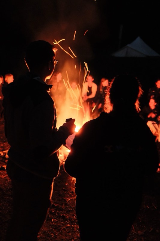 Funkenflug über dem Lagerfeuer in der Dunkelheit