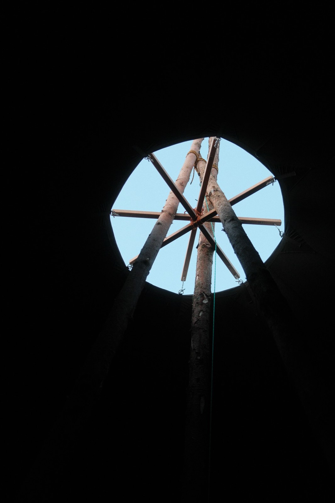 Blick von unten in die Spitze einer Jurte, wo die Stangen zum Himmel zusammenlaufen