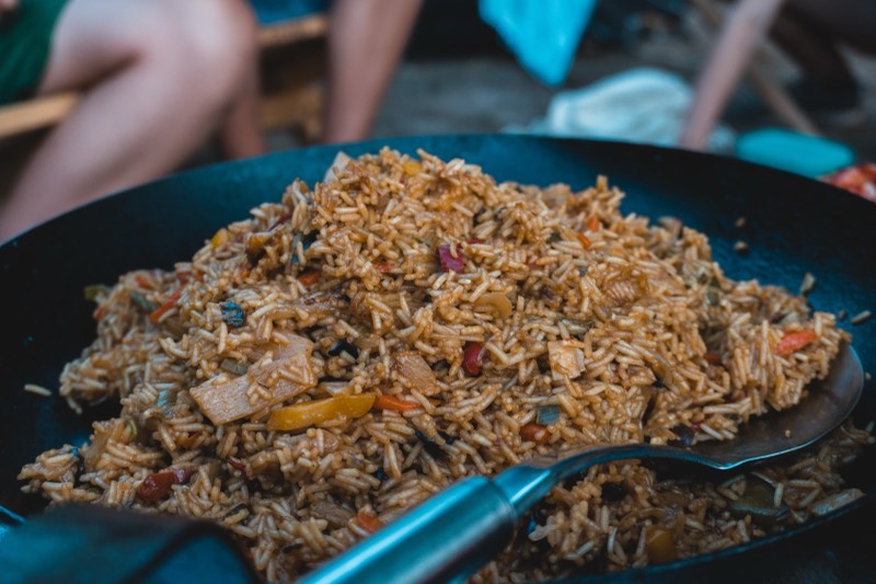 Leitende kochen gemeinsam in der Lagerküche unter freiem Himmel