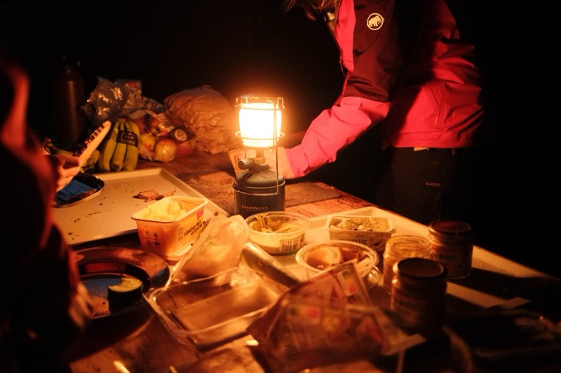 Warm leuchtende Campinglaterne bei Nacht