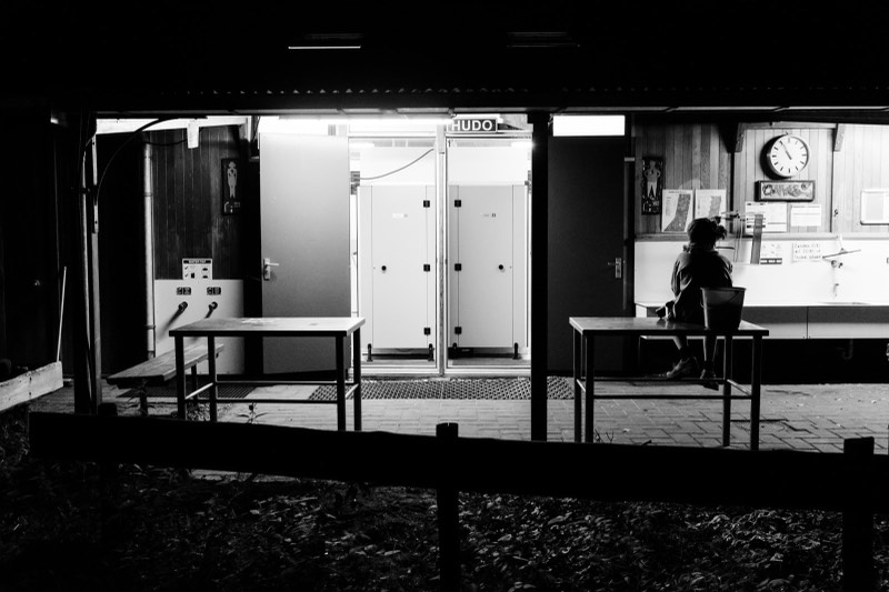 Schwarzweißfoto: Waschhaus auf dem Zeltplatz
