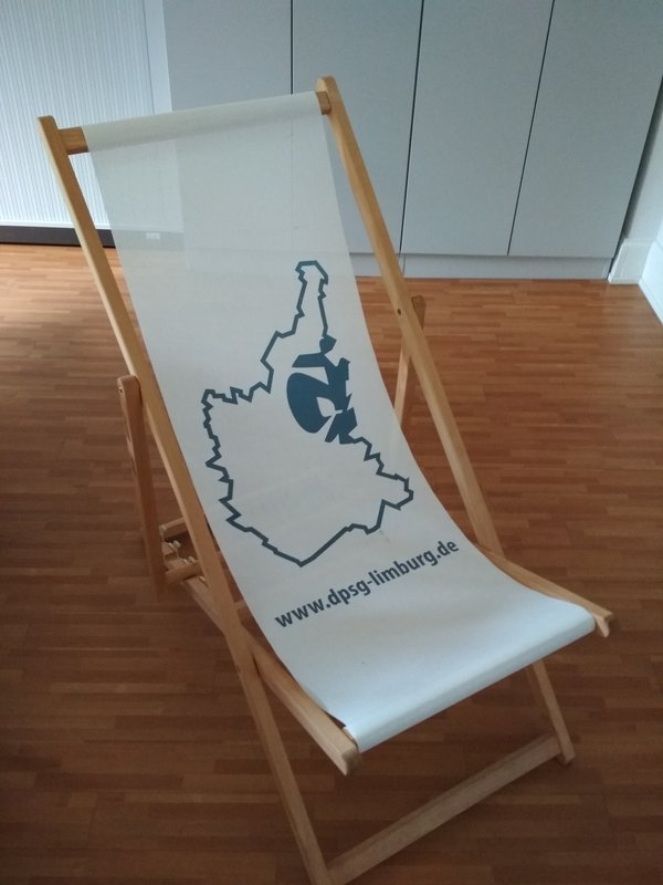 Liegestühle mit Diözesanlogo